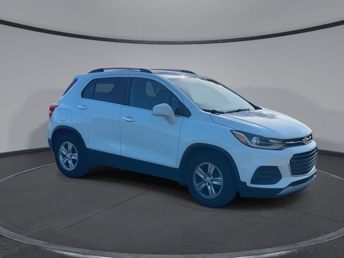 Used 2019 Chevrolet Trax LT w/ LT Convenience Package FWD image 2