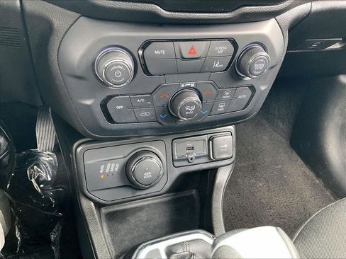 Used 2023 Jeep Renegade Latitude image 24