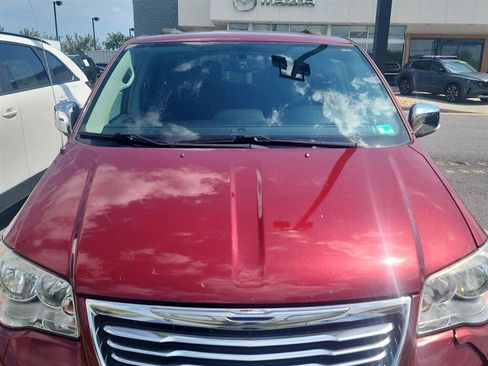 Used 2016 Chrysler Town & Country Limited FWD image 2