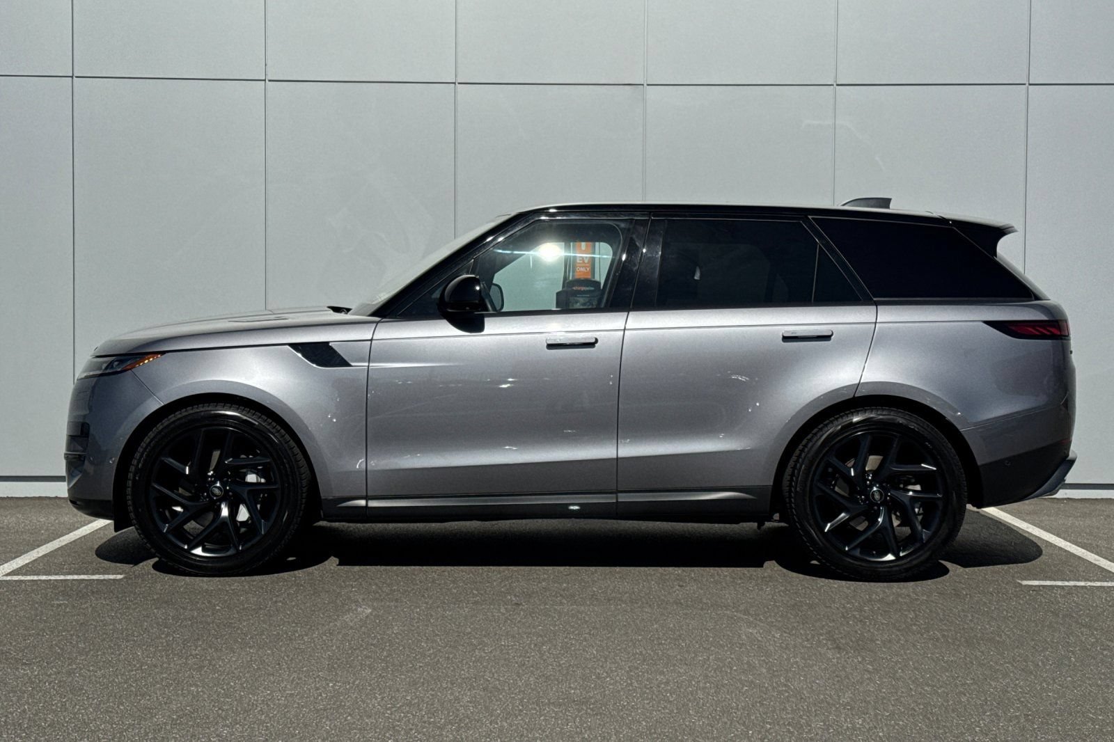 Used 2023 Land Rover Range Rover Sport SE AWD/4WD image 2