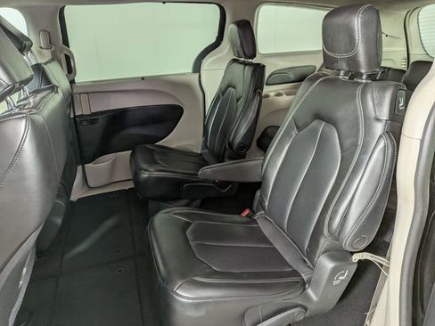 Used 2023 Chrysler Pacifica Touring-L FWD image 24