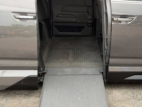 Used 2014 Honda Odyssey Touring Elite image 12