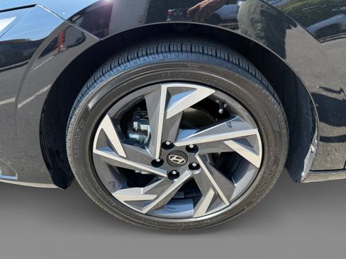 Certified 2025 Hyundai Elantra Limited FWD image 9