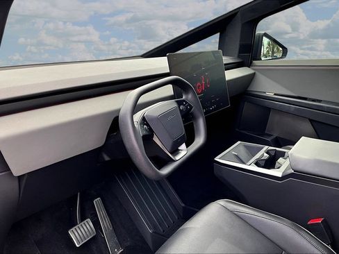 Used 2024 Tesla Cybertruck AWD Crew Cab image 17