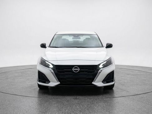 Used 2025 Nissan Altima 2.5 SV FWD image 2