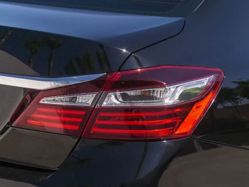 Used 2017 Honda Accord EX-L image 10