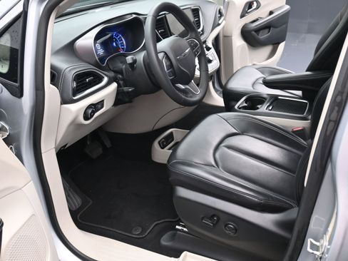 Used 2023 Chrysler Pacifica Touring-L FWD image 11