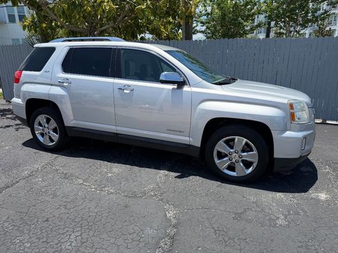 Used 2017 GMC Terrain SLT w/ Driver Alert Package I FWD image 2