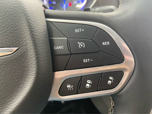 Used 2024 Chrysler Pacifica Touring-L FWD image 24
