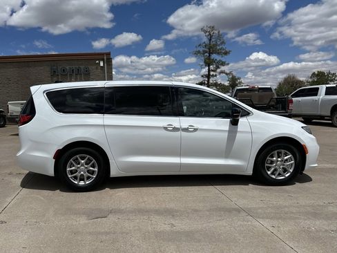 New 2025 Chrysler Pacifica Select image 2