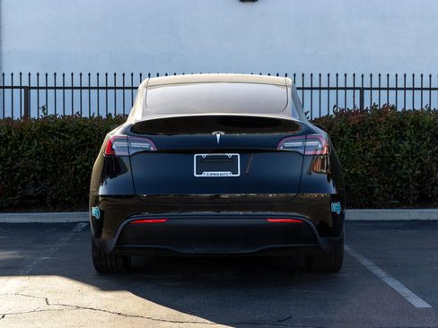 Used 2021 Tesla Model Y Long Range image 3
