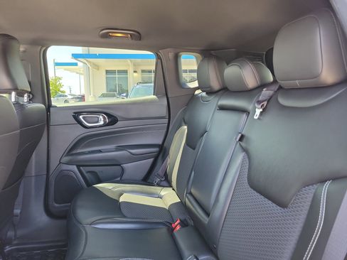 Used 2023 Jeep Compass Latitude AWD/4WD image 12