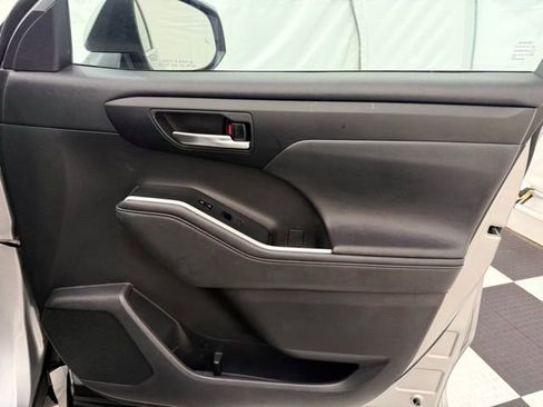 Used 2021 Toyota Highlander XLE image 20