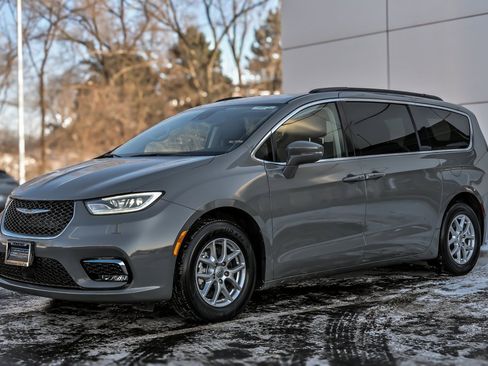 Used 2022 Chrysler Pacifica Touring-L image 1