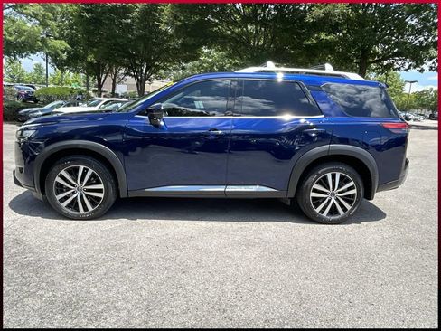 Used 2023 Nissan Pathfinder Platinum FWD image 4