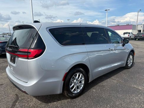 Used 2026 Chrysler Pacifica Select FWD image 8