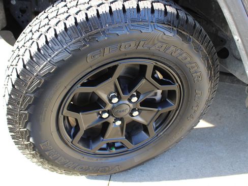 Certified 2022 Jeep Gladiator Willys image 33