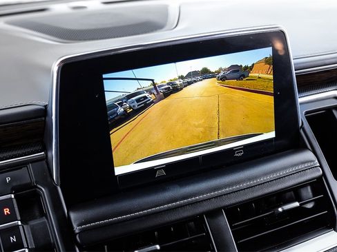 Used 2022 Chevrolet Suburban Premier image 18