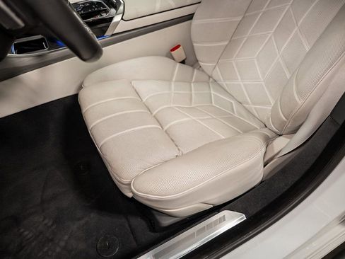 Used 2023 BMW 740i w/ Luxury Rear Seating Package image 31