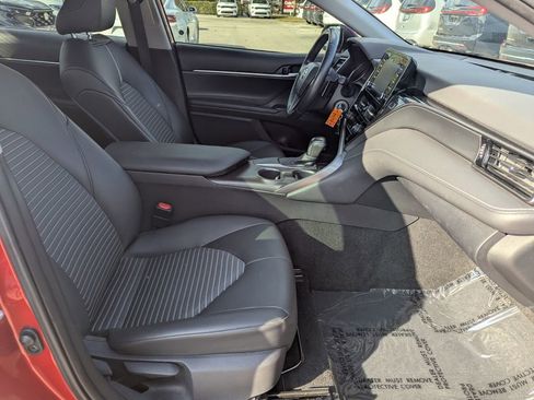 Used 2021 Toyota Camry SE image 10