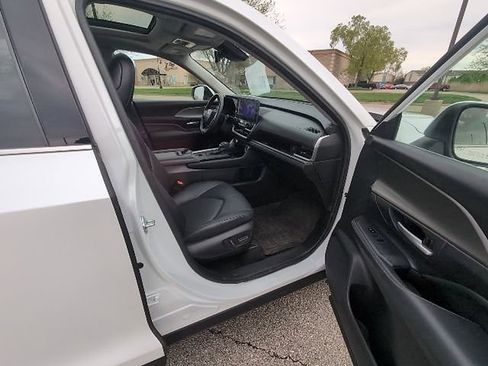 Used 2024 Toyota Grand Highlander XLE image 3