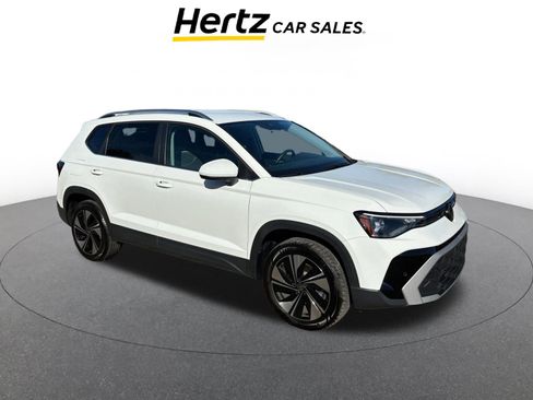 Used 2025 Volkswagen Taos SE image 1