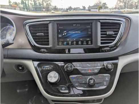 Used 2018 Chrysler Pacifica LX FWD image 26