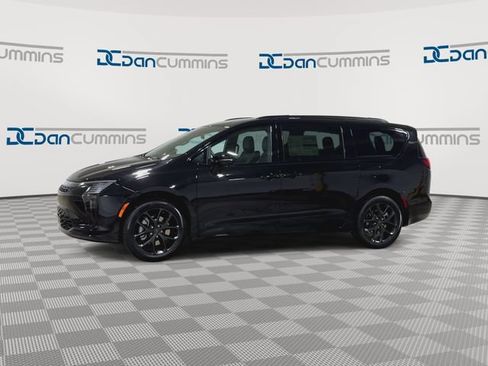 New 2027 Chrysler Pacifica Limited w/ S Appearance Package AWD/4WD image 6