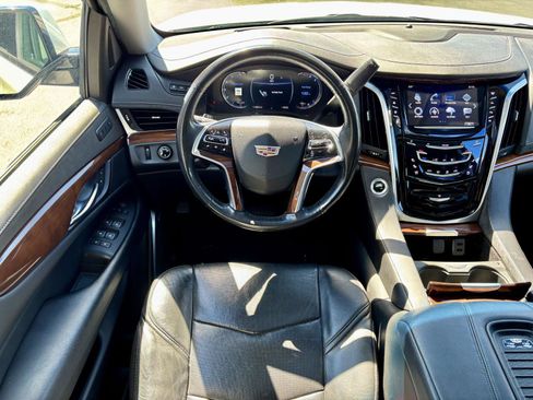 Used 2019 Cadillac Escalade Luxury AWD/4WD image 2