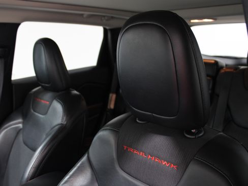 Used 2018 Jeep Cherokee Trailhawk w/ Comfort/Convenience Group AWD/4WD image 5