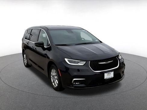 Used 2025 Chrysler Pacifica Select image 3