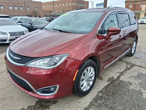 Used 2019 Chrysler Pacifica Touring-L image 4