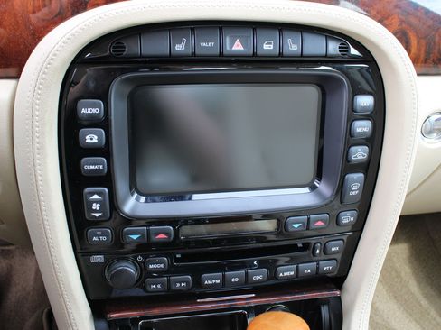 Used 2005 Jaguar XJ8 RWD image 12