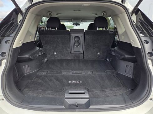 Used 2018 Nissan Rogue SV image 9