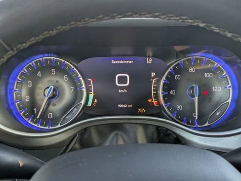 Used 2022 Chrysler Pacifica Touring-L image 19