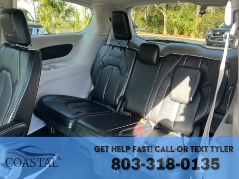 Used 2024 Chrysler Pacifica Touring-L FWD image 16