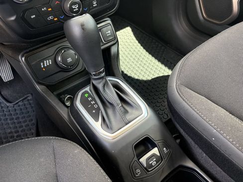 Used 2023 Jeep Renegade Latitude AWD/4WD image 22