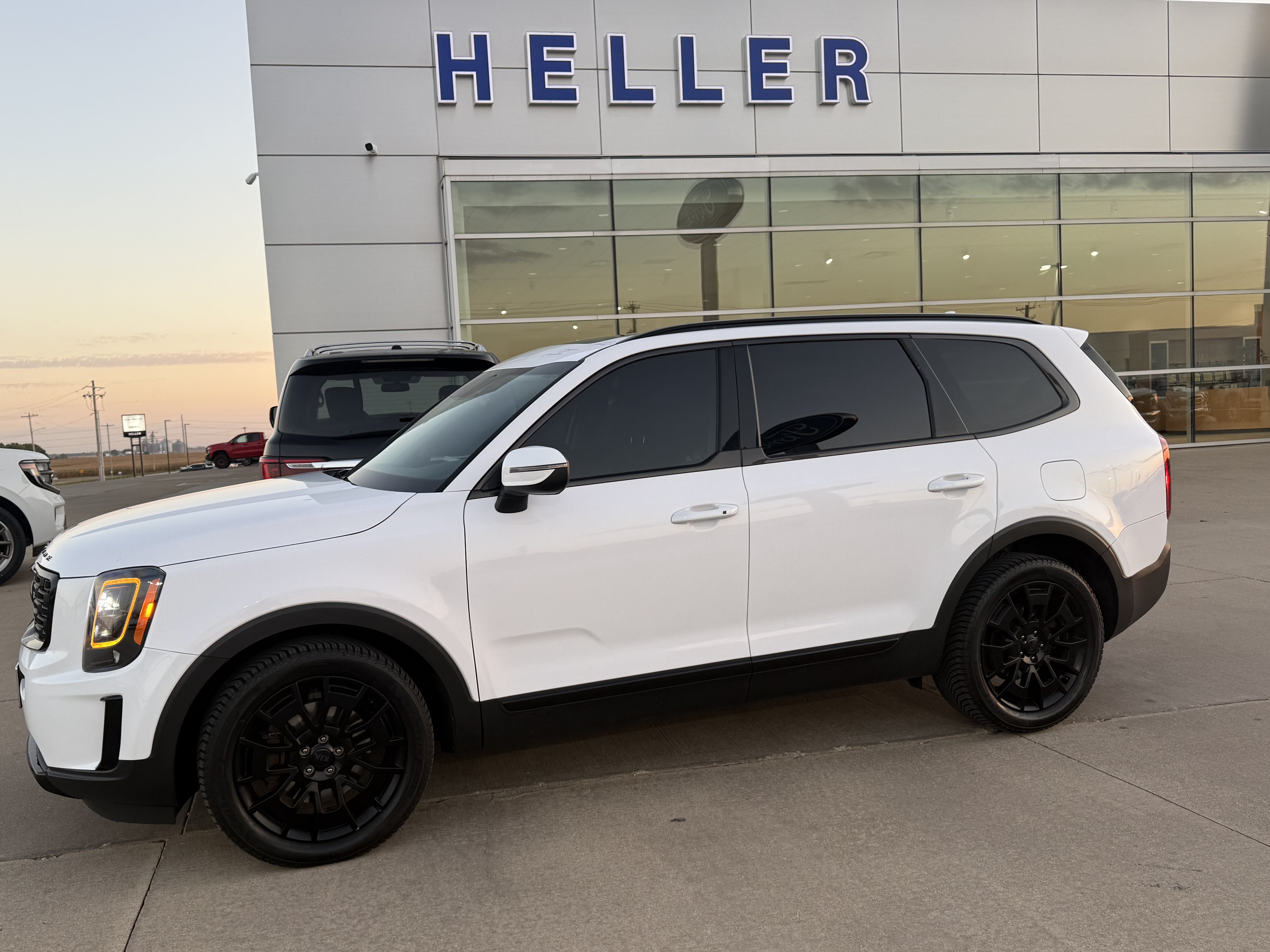 Used 2021 Kia Telluride EX w/ EX Premium Package AWD/4WD image 3