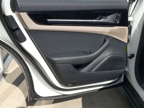 Used 2025 Porsche Panamera image 36