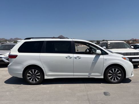 Used 2018 Toyota Sienna XLE Premium w/ Carpet Mat Package AWD/4WD image 3
