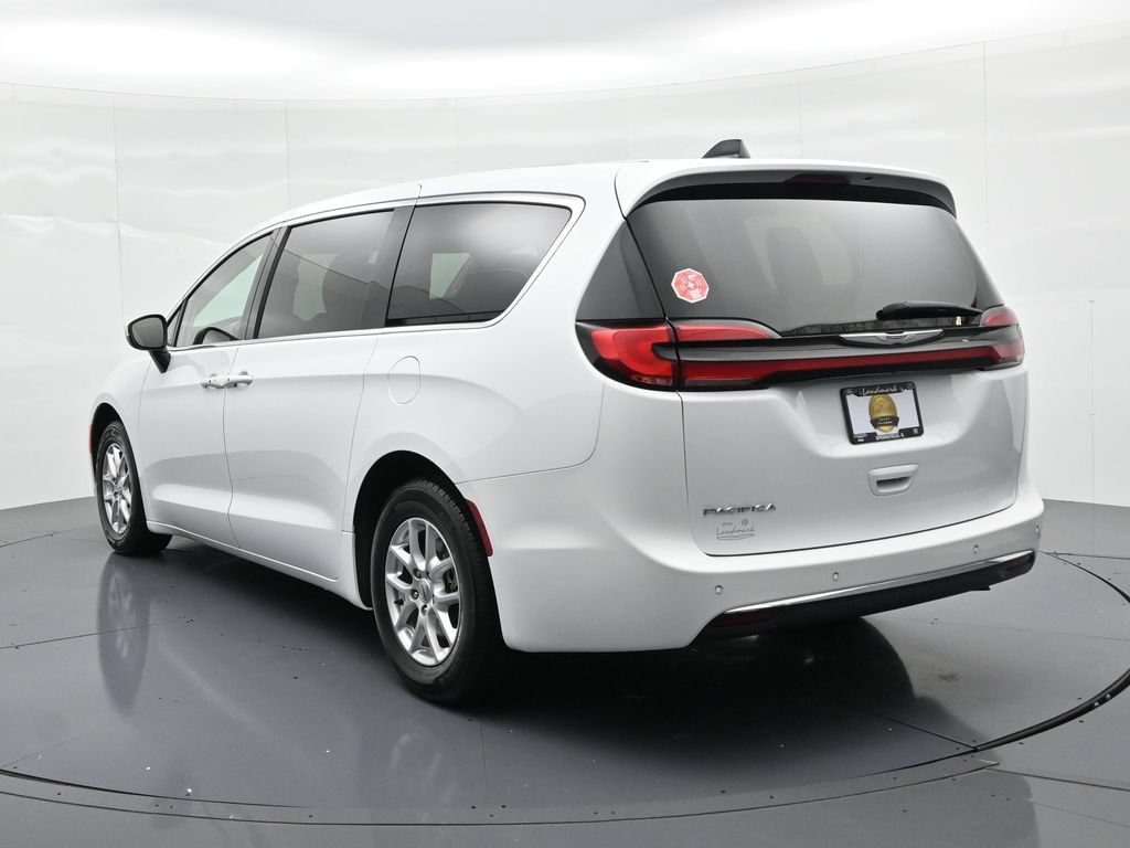Used 2023 Chrysler Pacifica Touring-L FWD image 8