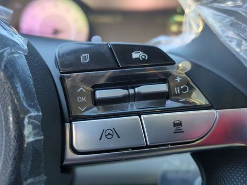 Certified 2025 Hyundai Elantra Limited FWD image 15