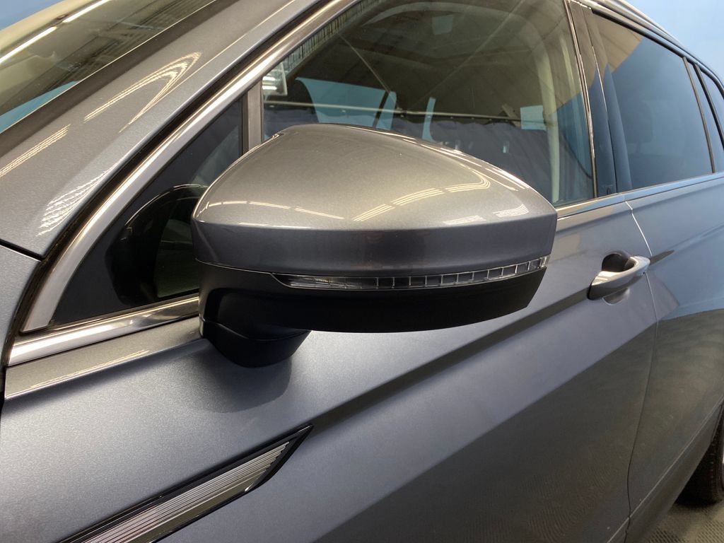 Used 2022 Volkswagen Tiguan SE AWD/4WD image 49