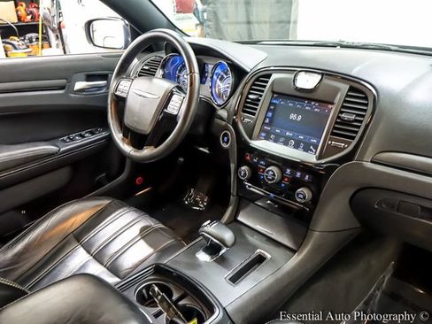 Used 2013 Chrysler 300 S RWD image 22