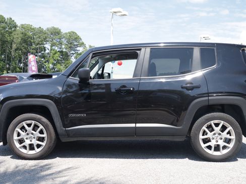 Used 2023 Jeep Renegade Latitude AWD/4WD image 2