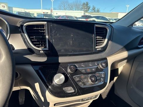 Certified 2023 Chrysler Pacifica Touring-L image 6