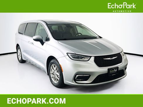 Used 2023 Chrysler Pacifica Touring-L image 1