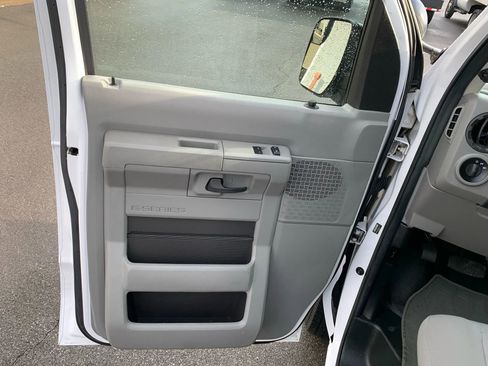 Used 2014 Ford E-150 and Econoline 150 Wagon w/ Power Windows & Locks Group image 8