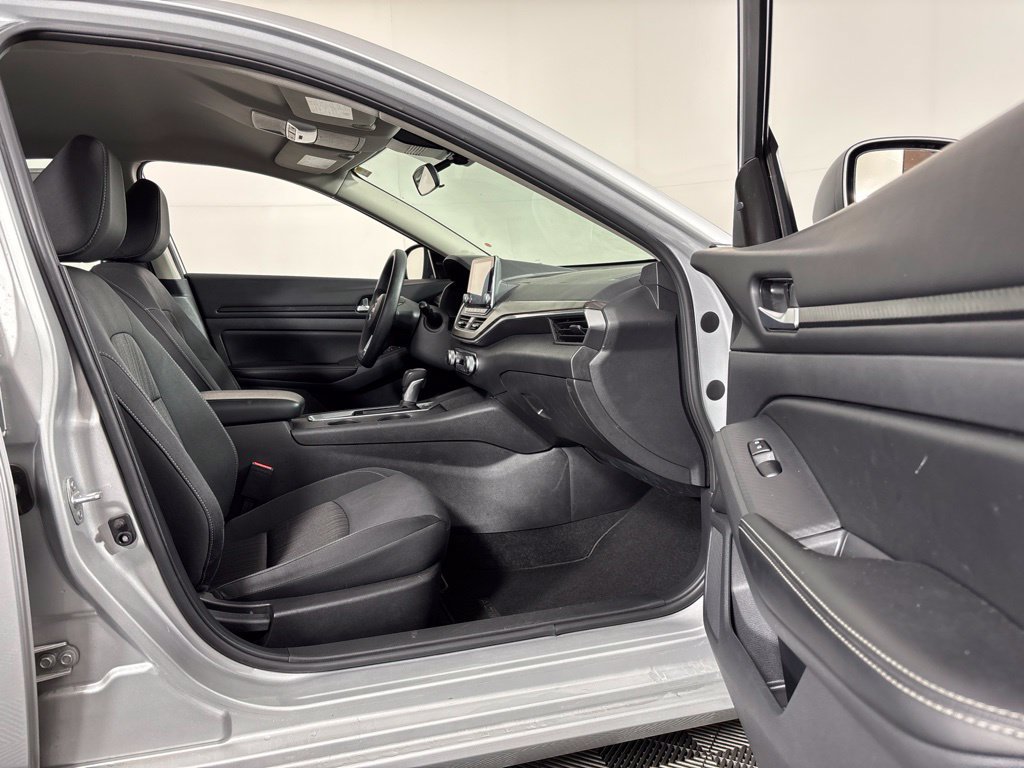 Used 2025 Nissan Altima 2.5 SV FWD image 5