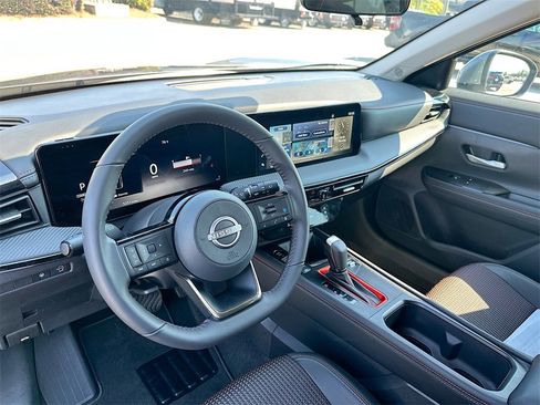Used 2025 Nissan Kicks SR image 10